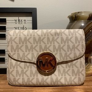 Crossbody Michael Kors purse